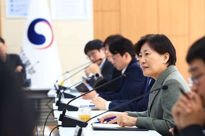 지난달 20일 송미령 농식품부 장관이 중동 상황 리스크에 대한 선제적 대응 방안을 논의하고자 업계 관계자들과 중동상황 점검회의를 주재하고 있다. [사진=농식품부]