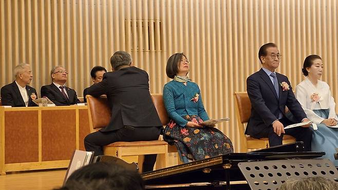 4월 9일 정년 은퇴를 찬하하는 무대에 오른 남재영 목사는 뒤를 돌아 앉았다. 남재영 목사 페이스북 갈무리