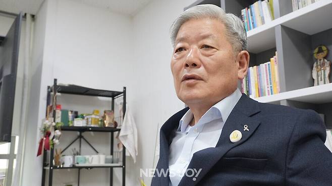 남재영 목사는 은퇴 후 '새로운 교회' 운동을 모색하고 있다. 건강한 영성을 지닌 교회를 발굴하고 신학적 논의를 이어 가는 일이다. 지난해에는 ＜에큐메니안＞ 사장으로 취임했다. 뉴스앤조이 나수진