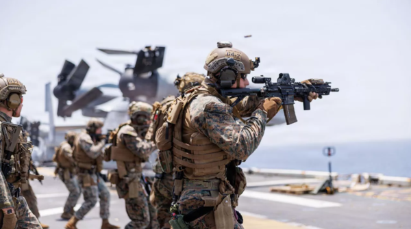 이란에 대한 미국의 '에픽 퓨리' 군사 작전이 진행되는 동안, 미 중부사령부 관할 지역 내 강습상륙함 트리폴리 위에서 해병대원들이 대기하고 있다. 미 해병대 제공. [러시아 리아 노보스티 통신 캡처]