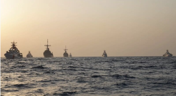오만만에서 미 해안경비대 센티널급 고속대응함 5척과 어벤저급 소해함 2척이 함께 항해하는 모습. 고속정들은 미 해안경비대의 서남아시아 파견대 소속이다. 또 소해함들은 미 5함대의&nbsp; 제52기동부대에 소속돼 있다.&nbsp; 미 해군 제공. [유라시아 리뷰 캡처]