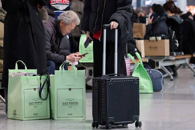 대전 동구 대전역에서 시민들이 열차를 기다리고 있다. 소셜네트워크서비스(SNS)에는 "성심당 가려고 대전에 간다"는 말까지 공공연하게 나돌 정도다. (사진=뉴스1).