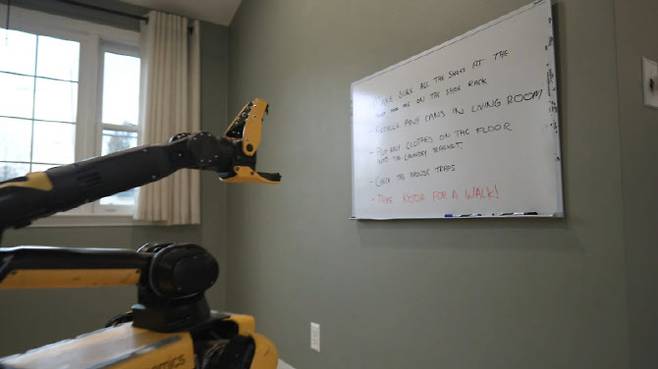 스팟이 할 일 목록을 확인하는 장면 (사진=보스턴다이나믹스)