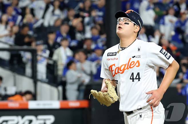 14일 대전 한화생명볼파크에서 열린 2026 신한 SOL KBO리그 삼성 라이온즈와 한화 이글스의 경기에서 9회초 한화 김서현이 역전을 허용하며 마운드를 내려오고 있다. 2026.4.14 ⓒ 뉴스1 김기남 기자