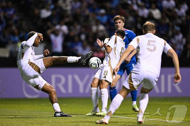 크루즈 아술을 상대로 고전한 LA FCⓒ AFP=뉴스1