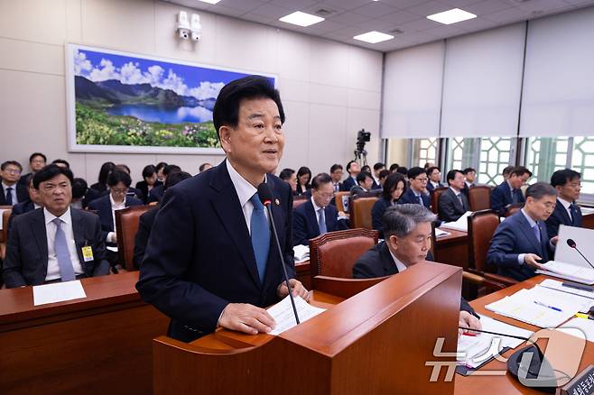 정동영 통일부 장관이 15일 서울 여의도 국회에서 열린 제434회 국회(임시회) 외교통일위원회 제1차 전체회의에서 남북관계발전기본계획을 보고하고 있다. 2026.4.15 ⓒ 뉴스1 유승관 기자