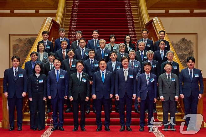 이재명 대통령이 15일 청와대에서 열린 규제합리화위원회 제1차 전체회의에서 참석자들과 기념촬영을 하고 있다. (청와대 제공. 재판매 및 DB 금지) 2026.4.15 ⓒ 뉴스1 허경 기자