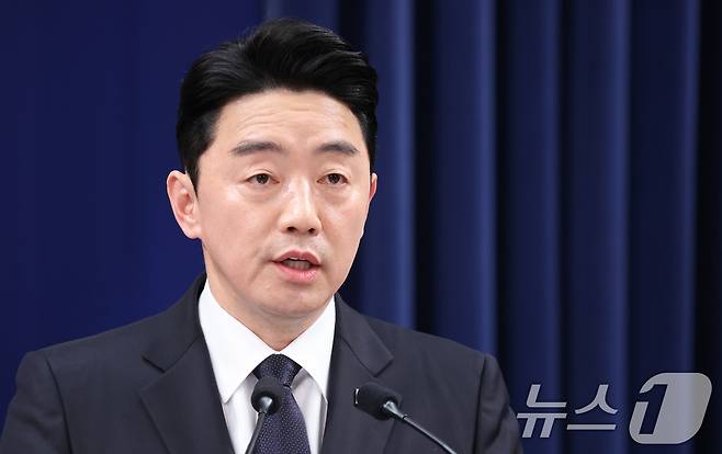 강훈식 대통령 비서실장이 15일 청와대 춘추관에서 전략경제협력 대통령특사 활동 결과 관련 브리핑을 하고 있다. 2026.4.15 ⓒ 뉴스1 허경 기자