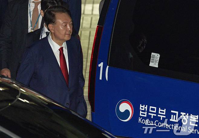 12·3 비상계엄과 관련해 특검 수사를 받는 윤석열 전 대통령이 9일 밤 서울중앙지법에서 두 번째 구속 전 피의자심문(영장실질심사)을 마친 뒤 대기장소인 서울구치소로 이동하고 있다. 2025.7.9 ⓒ 뉴스1 사진공동취재단