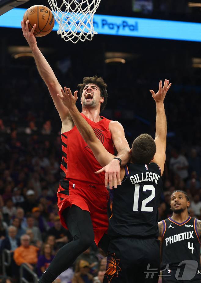 포틀랜드 트레일블레이저스 포워드 데니 아브디야가 15일(한국시간) 열린 2025-26 NBA 플레이인 토너먼트 피닉스 선스와 원정 경기에서 41점을 넣으며 팀의 플레이오프 진출을 이끌었다. ⓒ 로이터=뉴스1