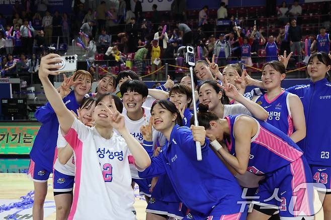 15일 경기 용인시 처인구 용인실내체육관에서 열린 'BNK 금융 2025-2026 여자프로농구 플레이오프 4차전' 용인 삼성생명 블루밍스와 부천 하나은행의 경기에서 승리를 거둔 삼성생명 선수들이 기념촬영을 하고 있다. 이날 경기는 용인 삼성생명 블루밍스가 58대53으로 승리해 챔피언 결정전에 올라갔다. 2026.4.15 ⓒ 뉴스1 김영운 기자