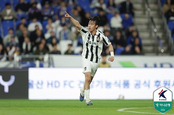 FC서울 공격수 송민규가 15일 울산 문수축구경기장에서 열린 울산 HD 원정 경기에서 득점 후 기뻐하고 있다. (한국프로축구연맹 제공)