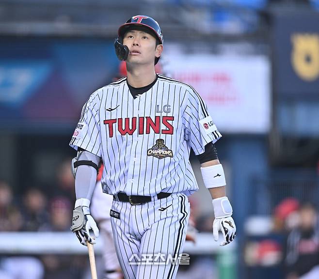 LG 홍창기가 2일 서울 잠실구장에서 열린 2026 KBO리그 KIA전 1회말 삼진을 당한 후 아쉬워하고 있다. 잠실 | 최승섭기자 thunder@sportsseoul.com