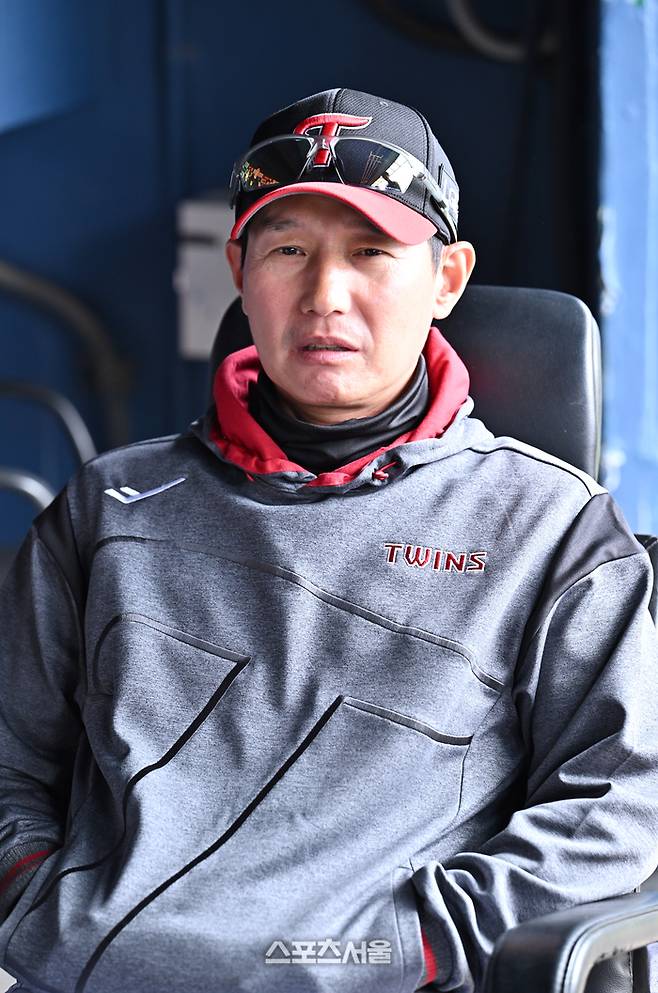 LG 염경엽 감독이 29일 잠실구장에서 열리는 2026 KBO 리그 KT와 경기에 앞서 취재진과 인터뷰를 하고 있다. 잠실 | 박진업 기자 upandup@sportsseoul.com