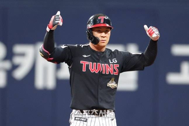 LG 오지환이 5일 서울 고척스카이돔에서 열린 2026 KBO리그 정규시즌 키움전에서 안타를 친 후 세리머니를 하고 있다. 사진 | LG 트윈스