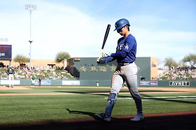 SCOTTSDALE, ARIZONA - FEBRUARY 25: Hyeseong Kim #6 of the Los Angeles Dodgers walks to the on deck circle during the fourth inning of a spring training game against the Arizona Diamondbacks at Salt River Fields at Talking Stick on February 25, 2026 in Scottsdale, Arizona. Chris Coduto/Getty Images/AFP (Photo by Chris Coduto / GETTY IMAGES NORTH AMERICA / Getty Images via AFP)
<저작권자(c) 연합뉴스, 무단 전재-재배포, AI 학습 및 활용 금지>