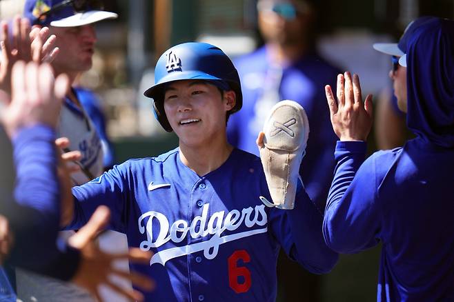 Los Angeles Dodgers' Hyeseong Kim, of South Korea, celebrates his run scored against the Milwaukee Brewers during the second inning of a spring training baseball game, Monday, March 16, 2026, in Phoenix. (AP Photo/Ross D. Franklin)
<저작권자(c) 연합뉴스, 무단 전재-재배포, AI 학습 및 활용 금지>