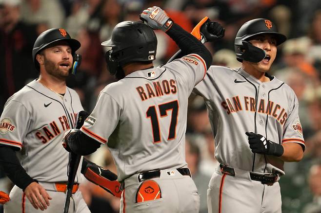 Apr 10, 2026; Baltimore, Maryland, USA; San Francisco Giants outfielder Jung Hoo Lee (right) greeted by designated hitter Casey Schmitt (left) and outfielder Heliot Ramons (center) following his two run home run during the seventh inning against the Baltimore Orioles at Oriole Park at Camden Yards. Mandatory Credit: Mitch Stringer-Imagn Images







<저작권자(c) 연합뉴스, 무단 전재-재배포, AI 학습 및 활용 금지>