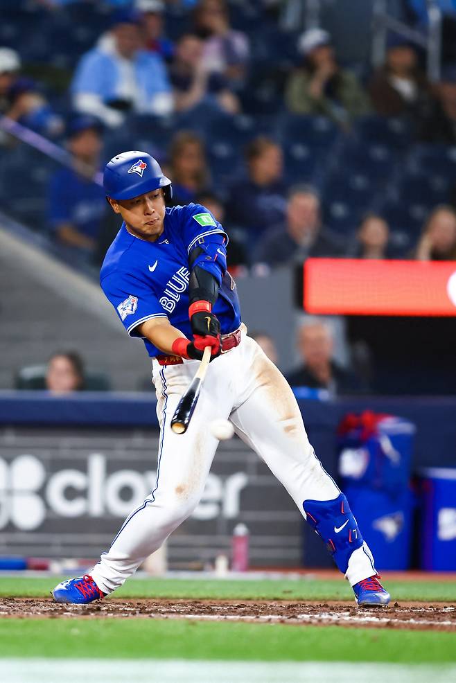 TORONTO, CANADA - APRIL 12: Kazuma Okamoto #7 of the Toronto Blue Jays hits into a ground out in the ninth inning of their MLB game against the Minnesota Twins at Rogers Centre on April 12, 2026 in Toronto, Ontario, Canada. Cole Burston/Getty Images/AFP (Photo by Cole Burston / GETTY IMAGES NORTH AMERICA / Getty Images via AFP)
<저작권자(c) 연합뉴스, 무단 전재-재배포, AI 학습 및 활용 금지>
