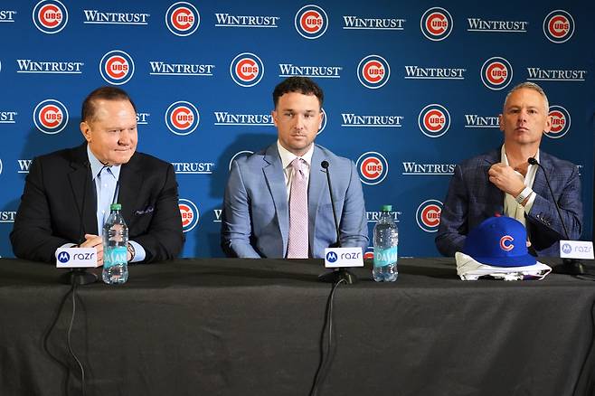 New Chicago Cubs infielder Alex Bregman, center, his agent Scott Boras, left, and Chicago Cubs president of baseball operations Jed Hoyer arrive at a news conference Thursday, Jan. 15, 2026. (AP Photo/Nam Y. Huh)







<저작권자(c) 연합뉴스, 무단 전재-재배포, AI 학습 및 활용 금지>