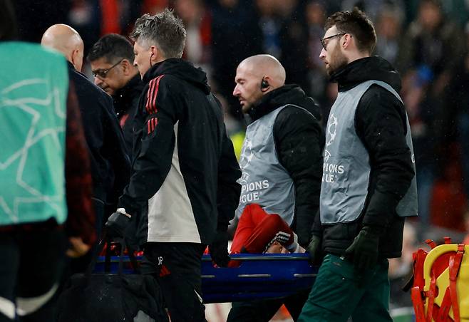 들것에 실려나가는 에키티케   로이터<저작권자(c) 연합뉴스, 무단 전재-재배포, AI 학습 및 활용 금지>