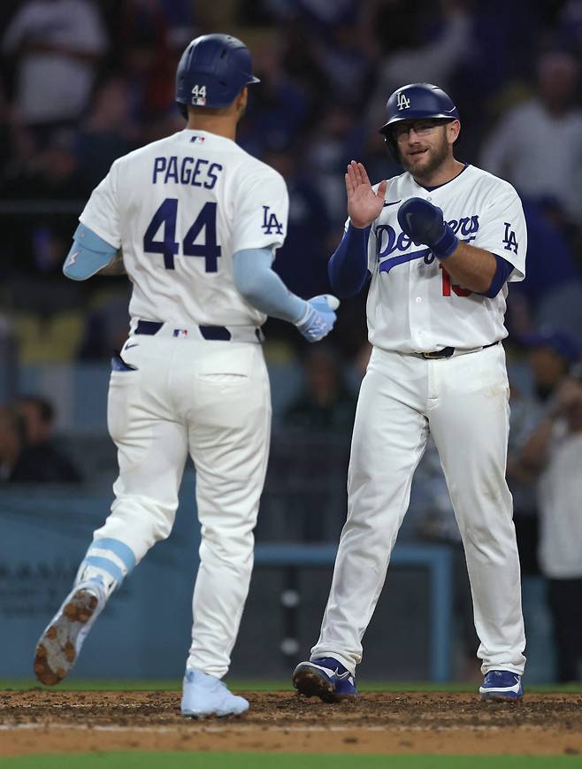 LOS ANGELES, CALIFORNIA - APRIL 10: Andy Pages #44 of the Los Angeles Dodgers celebrates his two run home run with Max Muncy #13, to take a 7-4 lead over the Texas Rangers, during the eighth inning at Dodger Stadium on April 10, 2026 in Los Angeles, California. Harry How/Getty Images/AFP (Photo by Harry How / GETTY IMAGES NORTH AMERICA / Getty Images via AFP)
<저작권자(c) 연합뉴스, 무단 전재-재배포, AI 학습 및 활용 금지>