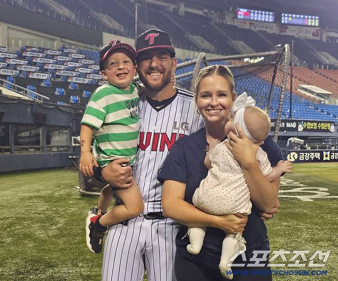 인터뷰를 마친 뒤 가족 촬영에 임한 오스틴. 그는 가족 사진을 부탁하자 '댈러스의 사진은 인터넷에 널려있지만, 네이비의 얼굴은 나오지 않게 부탁한다'며 세심한 아버지의 속내도 드러냈다. 김영록 기자