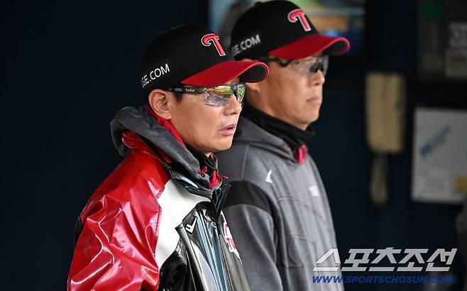 14일 잠실구장에서 열린 LG와 롯데의 경기. LG 염경엽 감독이 생각에 잠겨 있다. 잠실=박재만 기자 pjm@sportschosun.com/2026.04.14/