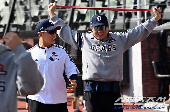 15일 인천SSG랜더스필드에서 열린 SSG와 두산의 경기. 두산 손아섭, 양의지가 몸을 풀고 있다. 인천=박재만 기자 pjm@sportschosun.com