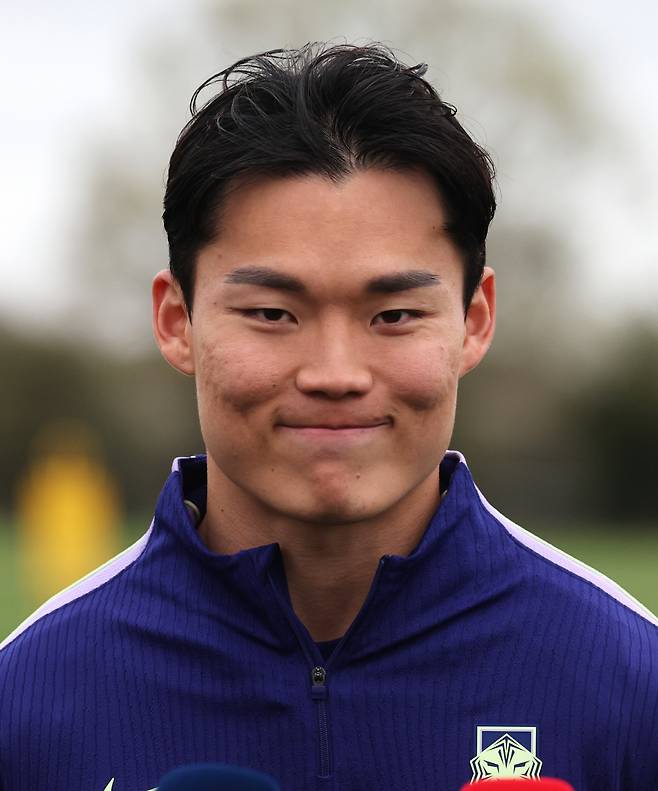 훈련 전 인터뷰 하는 오현규

    (밀턴킨스[영국]=연합뉴스) 최재구 기자 = 코트디부아르전을 앞둔 한국 축구 국가대표팀의 오현규가 24일(현지시간) 영국 런던 북서쪽 밀턴킨스에서 훈련에 앞서 취재진과 인터뷰하고 있다. 2026.3.25

    jjaeck9@yna.co.kr

(끝)





<저작권자(c) 연합뉴스, 무단 전재-재배포, AI 학습 및 활용 금지>