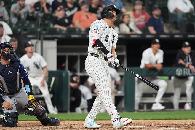 무라카미 무네타카가 3-8로 뒤진 9회말 우월 투런포를 터뜨린 뒤 타구를 바라보고 있다. AP연합뉴스