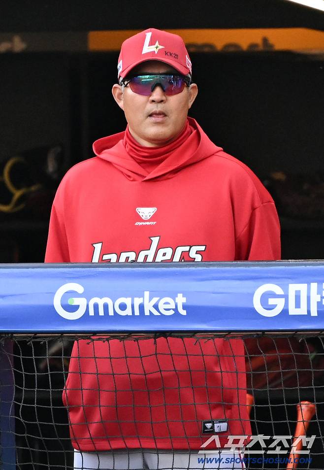 15일 인천SSG랜더스필드에서 열린 SSG와 두산의 경기. SSG 이숭용 감독이 생각에 잠겨 있다. 인천=박재만 기자 pjm@sportschosun.com/2026.04.15/