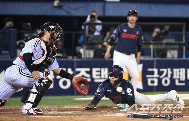 15일 잠실구장에서 열린 LG와 롯데의 주중 3연전 두 번째 경기. 8회초 2사 1, 2루. 롯데 장두성이 1타점 적시타를 날렸다. 홈에서 슬라이딩 세이프되고 있는 롯데 한태양. 잠실=송정헌 기자songs@sportschosun.com/2026.04.15/