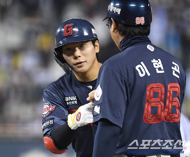 15일 잠실구장에서 열린 LG와 롯데의 주중 3연전 두 번째 경기. 8회초 2사 1, 2루. 롯데 장두성이 1타점 적시타를 날렸다. 하이파이브를 나누고 있는 장두성. 잠실=송정헌 기자songs@sportschosun.com/2026.04.15/