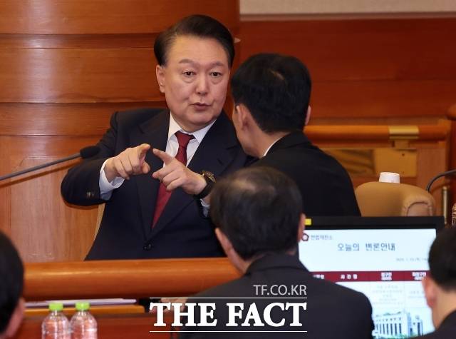 윤석열 대통령이 2025년 2월 13일 서울 종로구 헌법재판소에서 열린 '윤석열 대통령 탄핵심판 8차 변론'에 출석하고 있다. /사진공동취재단