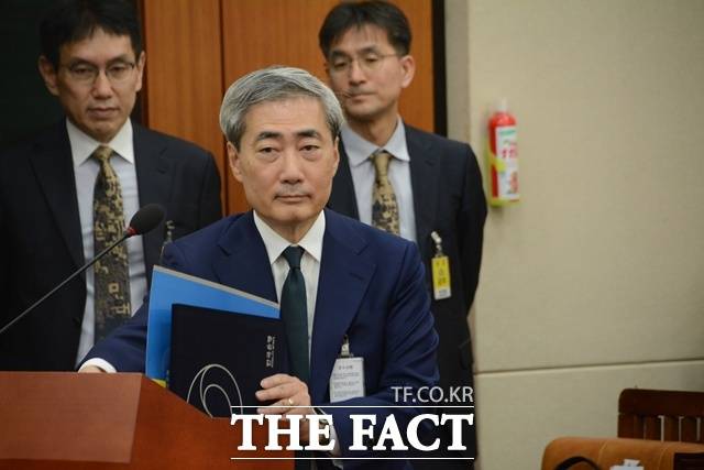 신현송 한국은행 총재 후보자가 15일 국회 기획재정위원회 전체회의실에서 열린 한국은행 총재 후보자 인사청문회에 참석해 보좌진들과 질의응답을 준비하고 있다. /김태환 기자