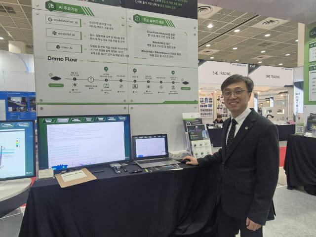 지수민 PTC코리아 본부장이 지난 8~10일 서울 강남구 코엑스에서 열린 한국전자제조산업전 내 회사 부스를 소개하고 있다. (사진=PTC코리아)