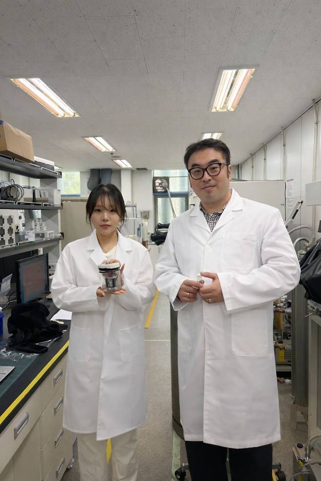 개발된 전해질을 적용한 전고체 전지 셀을 들고 있는 연구팀. 배진영 자체인턴(제1저자, 왼쪽)과 김태효 수석연구원(교신저자). 생기연 제공