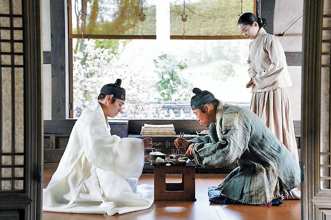 조선 단종(왼쪽·박지훈)과 엄흥도(오른쪽·유해진)를 그린 영화 ‘왕과 사는 남자’의 한 장면./쇼박스