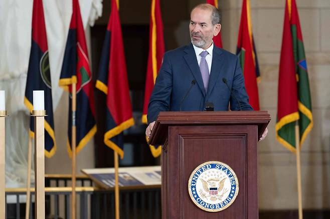 미국 워싱턴 DC의 홀로코스트 박물관 이사장인 제프 밀러가 14일 의회 의사당에서 열린 추모의 날 행사에 참석해 연설을 하고 있다. /AFP 연합뉴스