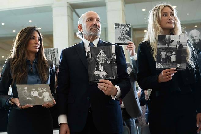 하워드 러트닉 미 상무장관(가운데)이 14일 워싱턴 DC 의회 의사당에서 열린 홀로코스트 박물관 주최 '추모의 날' 행사에 참석해 있다. /AFP 연합뉴스