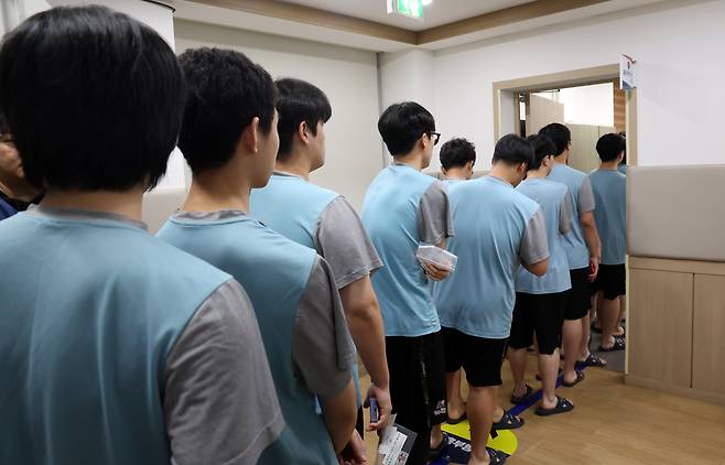 지난 1월 15일 오전 서울 영등포구 서울지방병무청에서 열린 올해 첫 병역판정감사에서 병역의무자들이 검사를 받고 있다. 검사 대상은 올헤 19세가 되는 2007년생, 20세 검사 후 입영을 신청한 2006년생, 병역판정검사 연기자 등 약 25만명이다. /뉴스1