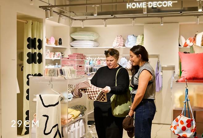 29CM가 운영하는 라이프스타일 편집숍 ‘이구홈 성수’에서 외국인 관광객들이 제품을 구경하고 있다. /29CM 제공