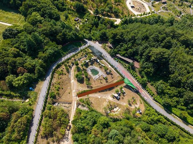 경북 봉화군 춘양면 국립백두대간수목원이 올해 11월까지 체류형 프로그램을 운영한다. 수목원은 백두산호랑이 복지와 관람 환경 개선을 위한 공사를 13일 마무리했다. 국립백두대간수목원 제공