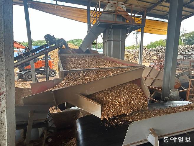 산림청은 중동 위기로 빚어진 화석연료 소재 공급 차질에 재생 가능한 목재가 대안이 될 수 있다고 15일 밝혔다. 사진은 전북 남원시 미이용 산림자원화센터에서 목재 부산물을 파쇄하는 모습. 산림청 제공