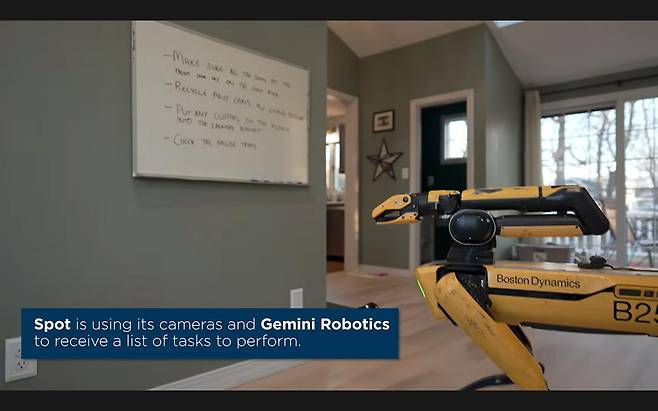 현대자동차그룹 로봇전문기업 보스턴다이내믹스의 사족보행로봇 ‘스폿’이 한 가정집의 벽에 걸린 지시를 읽고 있다. 보스턴다이내믹스 유튜브 캡처