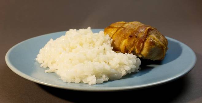 흰쌀밥과 반찬이 담긴 접시. 탄수화물 중심 식단의 체중 증가 효과를 설명하기 위한 자료 사진. 게티이미지뱅크