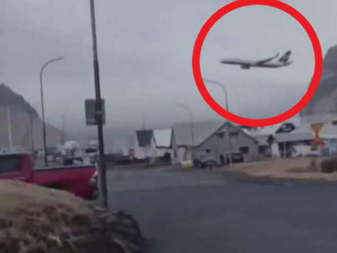 은퇴 비행 중 100m 저공비행을 감행한 40년 경력 기장이 경찰 조사를 받게 됐다. 뉴시스