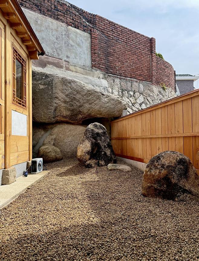 서울 종로구 한 한옥의 석정원. 한옥 한 칸 크기의 큰 바위를 축대로 같은 재질의 돌과 마사를 깔아 한국식 조경을 구현했다. 착착건축사사무소 제공