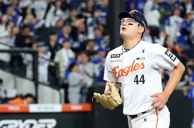 14일 대전 한화생명볼파크에서 열린 2026 신한 SOL KBO리그 삼성 라이온즈와 한화 이글스의 경기에서 9회초 한화 김서현이 역전을 허용하며 마운드를 내려오고 있다.뉴스1